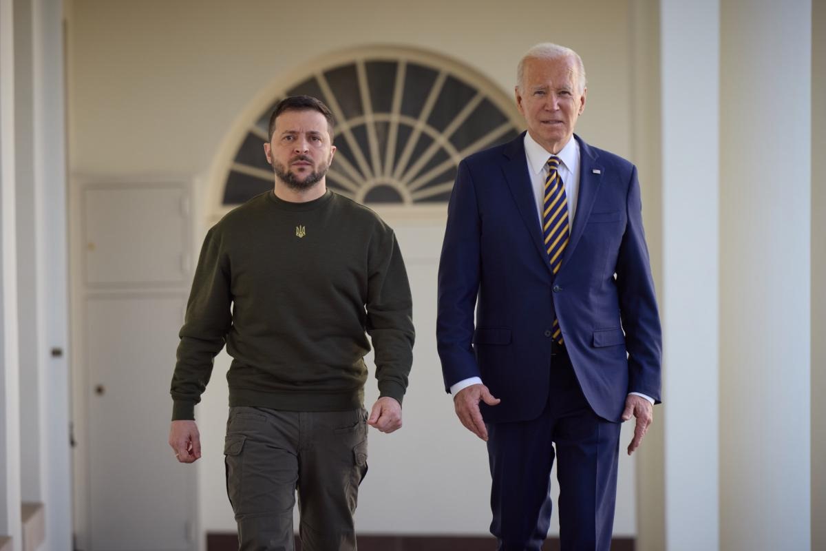 Cover: Zelenskyy Presents Ukraine's "Victory Plan" to Biden: What Might and Should Be in It?