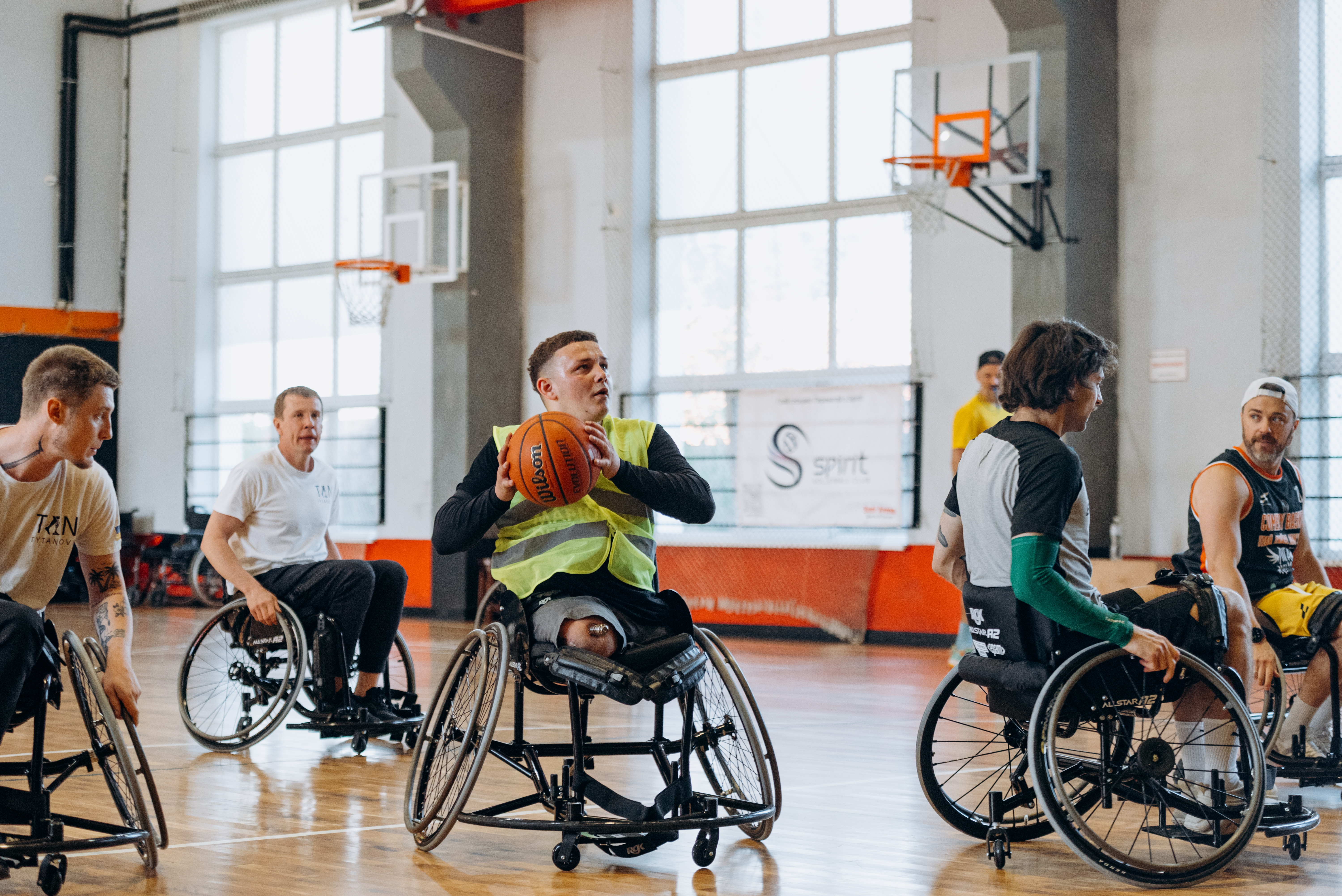 Тренування з баскетболу на кріслах колісних. Фото: Сергій Галушка