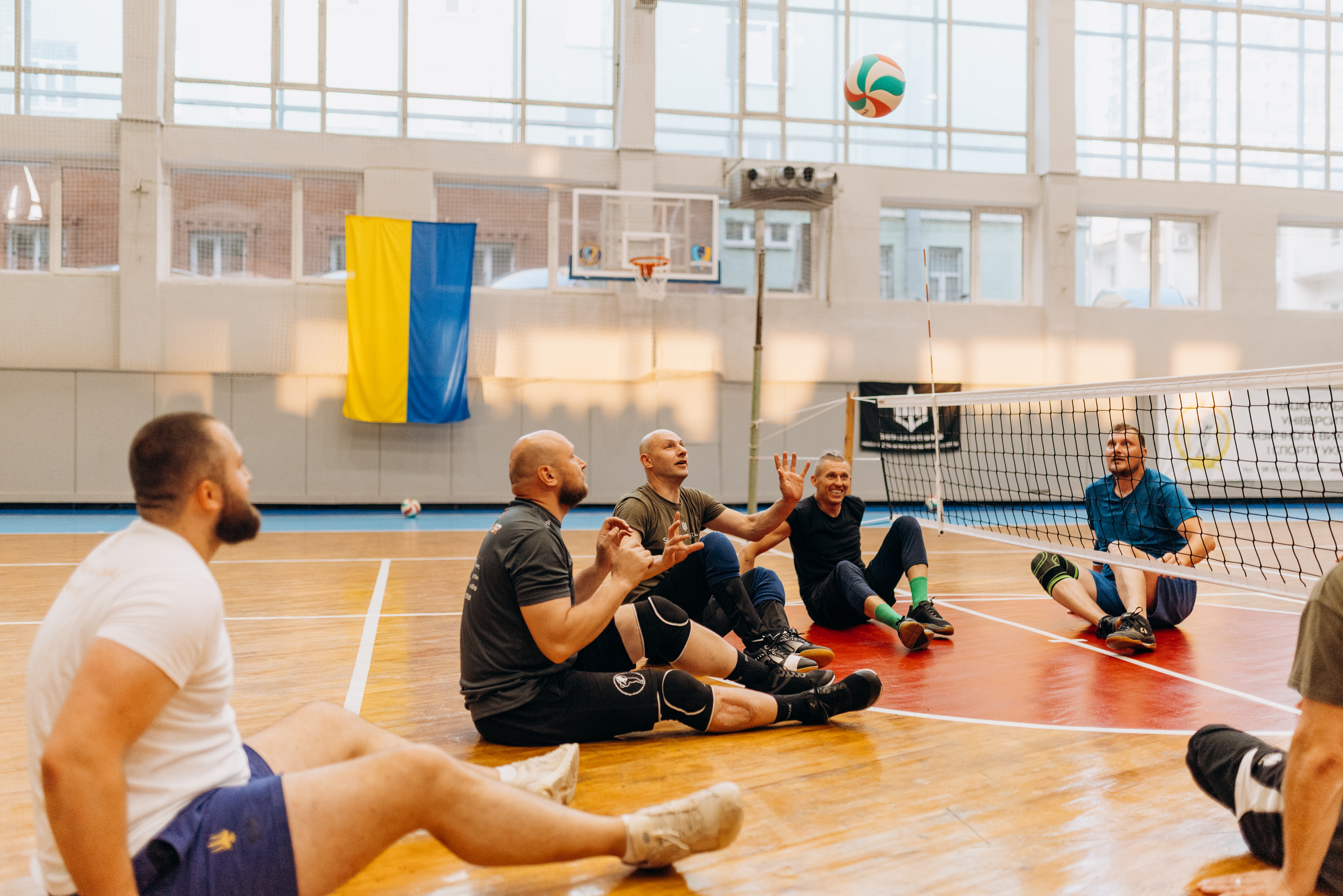 Ветерани та ветеранки під час одного з тренувань з волейболу сидячи. Автор: Сергій Галушка