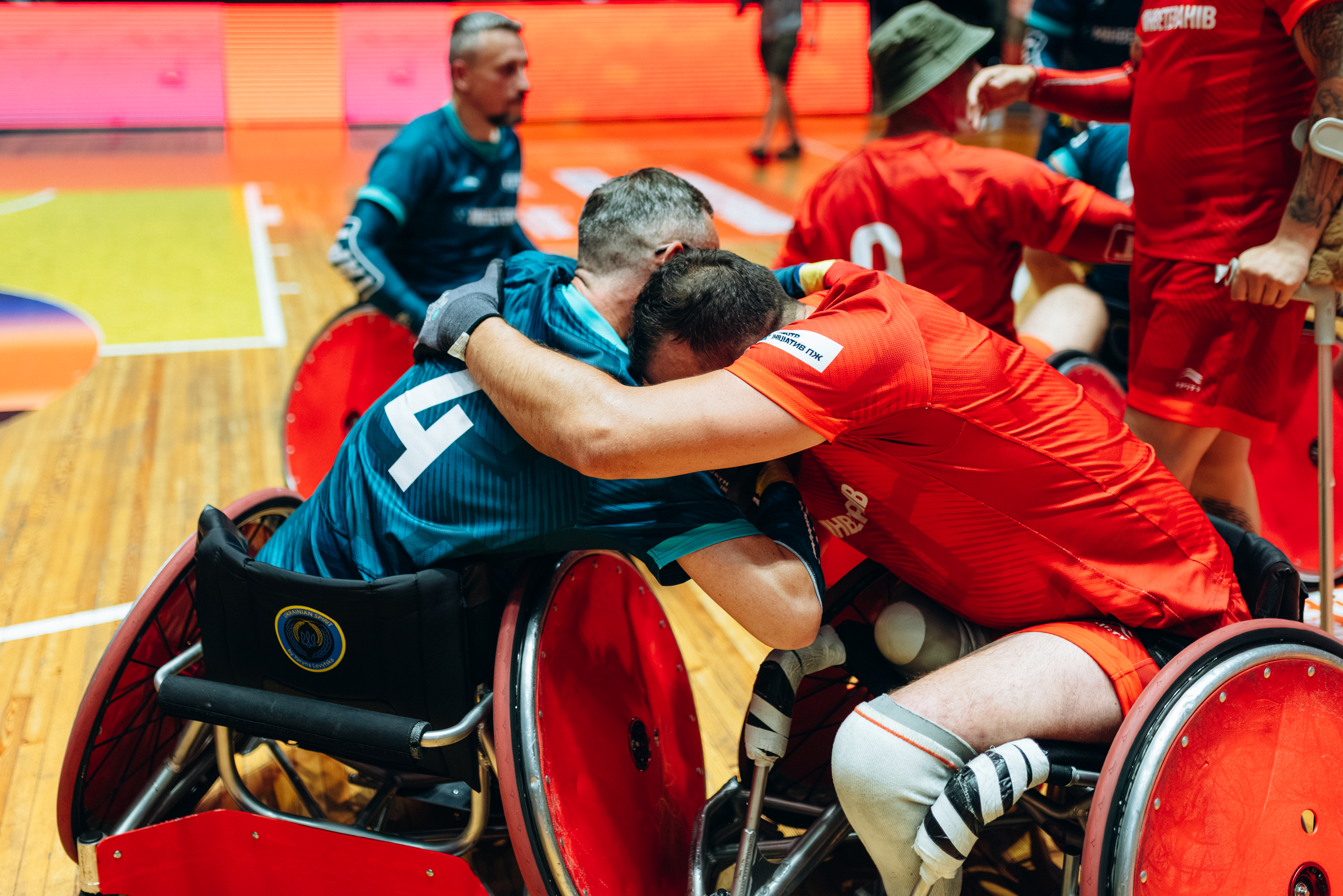 Ветерани підтримують одне одного під час Всеукраїнських змагань з регбі на кріслах колісних. Автор: Сергій Галушка