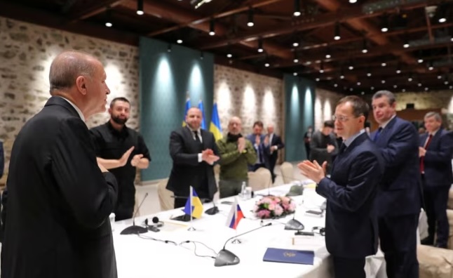 President Erdoğan greets the Ukrainian and Russian delegations during negotiations in Istanbul, March 29, 2022. Source: Reuters news agency