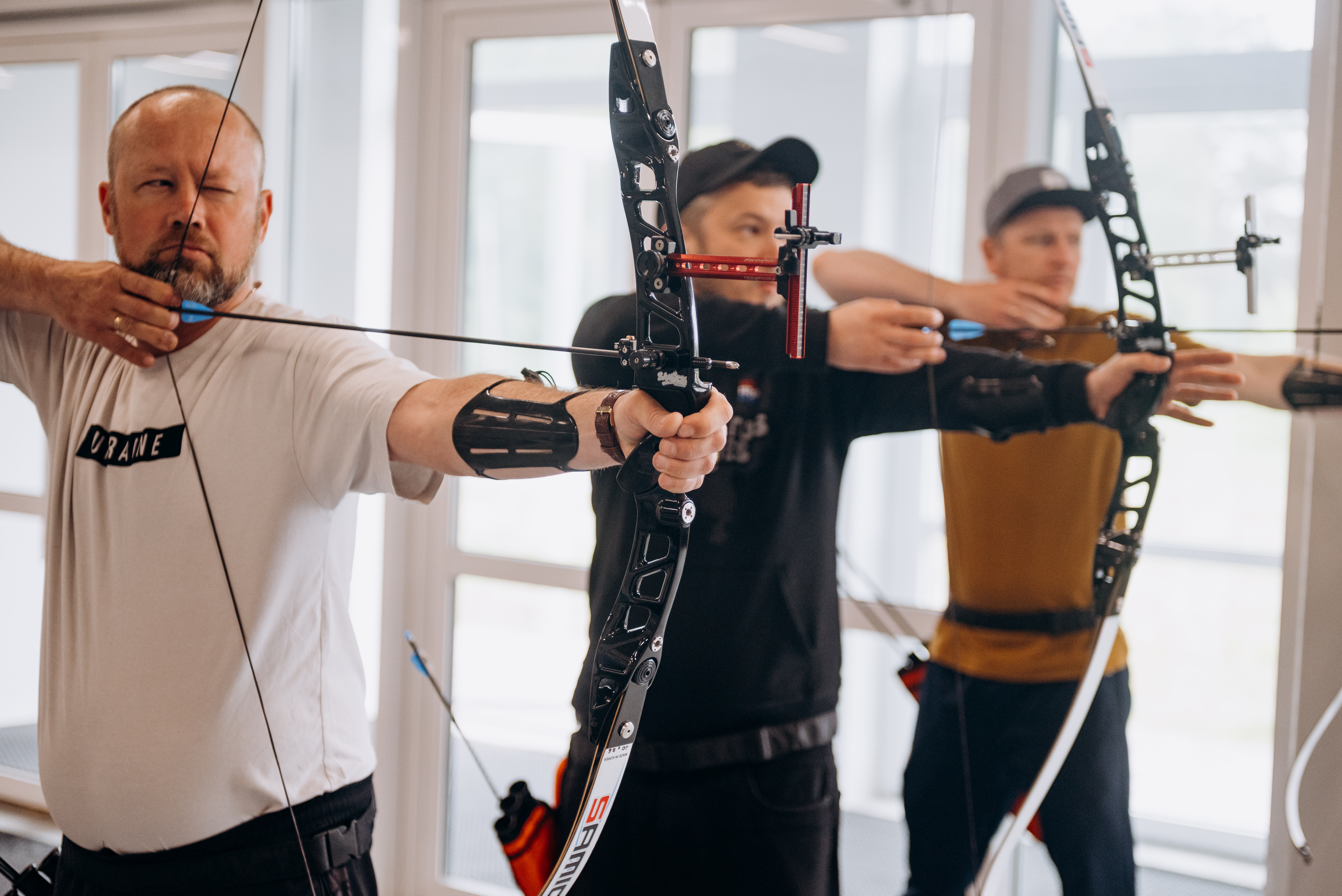 Ветерани та ветеранки вчаться стріляти з лука під час спортивного табору. Фото: Сергій Галушка