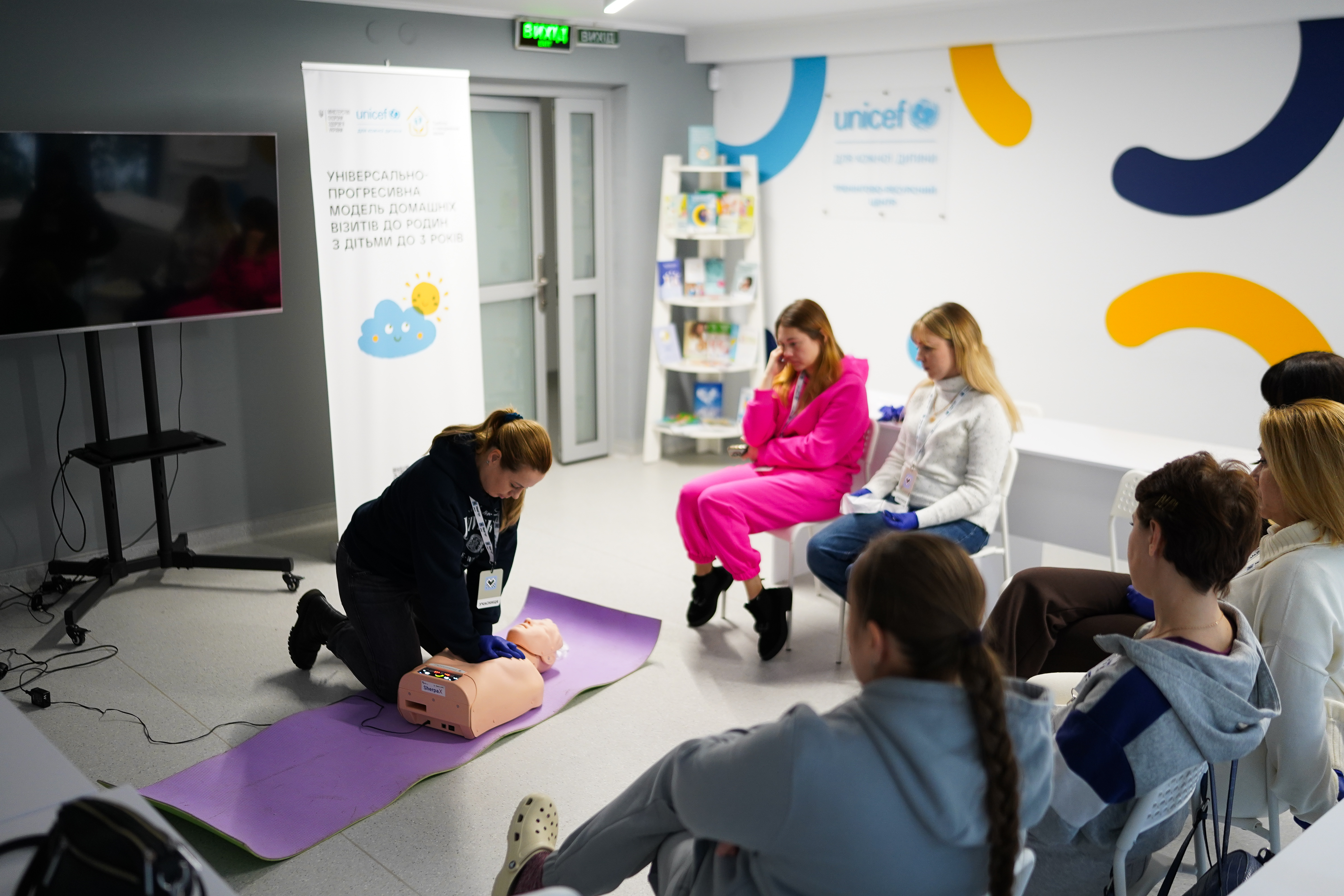 Учасниці під час відпрацювання навиків домедичної допомоги