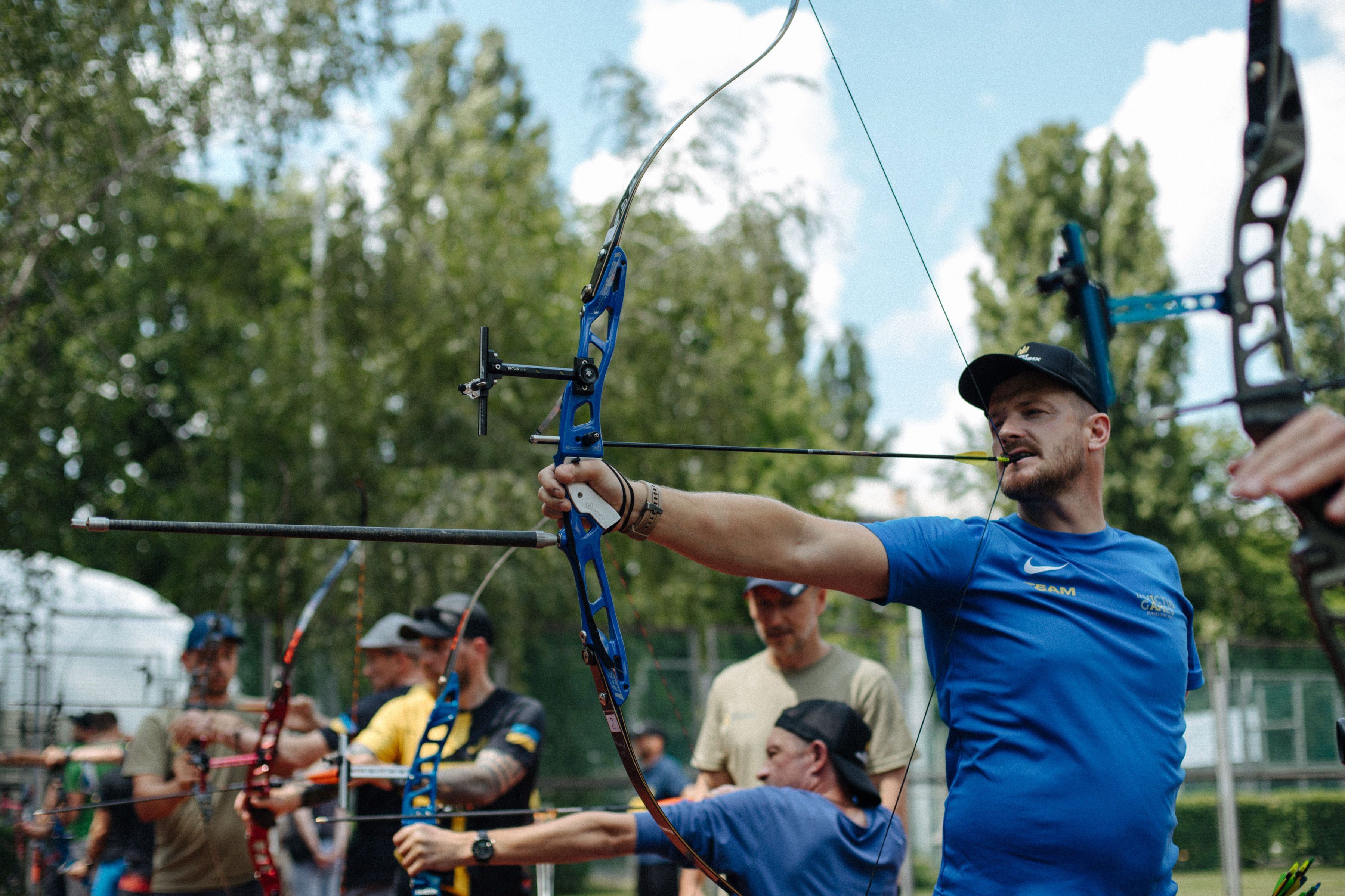 Ветеран під час відбіркових змагань до Ігор Нескорених стріляє з луку