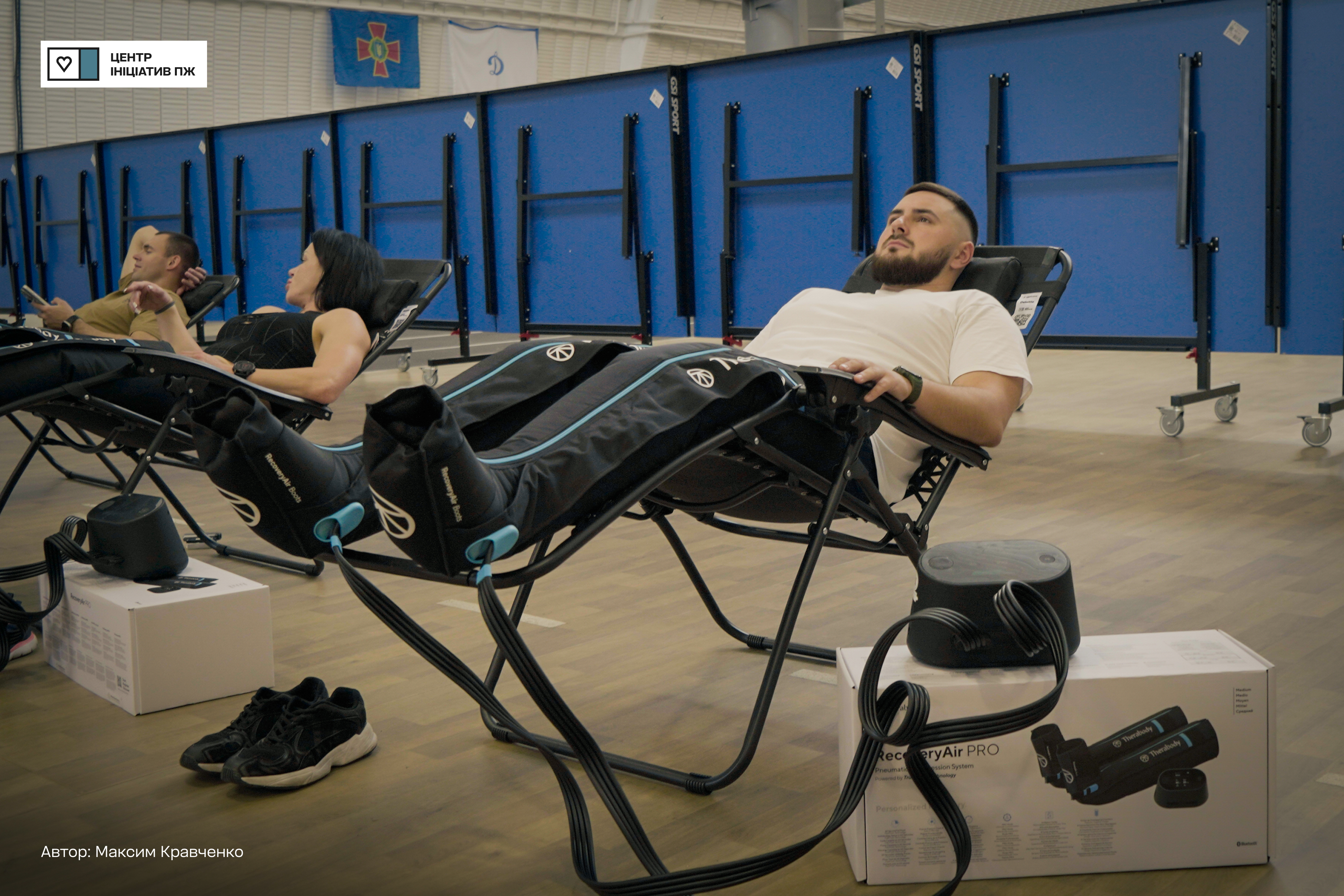 A participant of the National Guard of Ukraine Sports Club tests the pressotherapy equipment. Source: CBA Initiatives Center