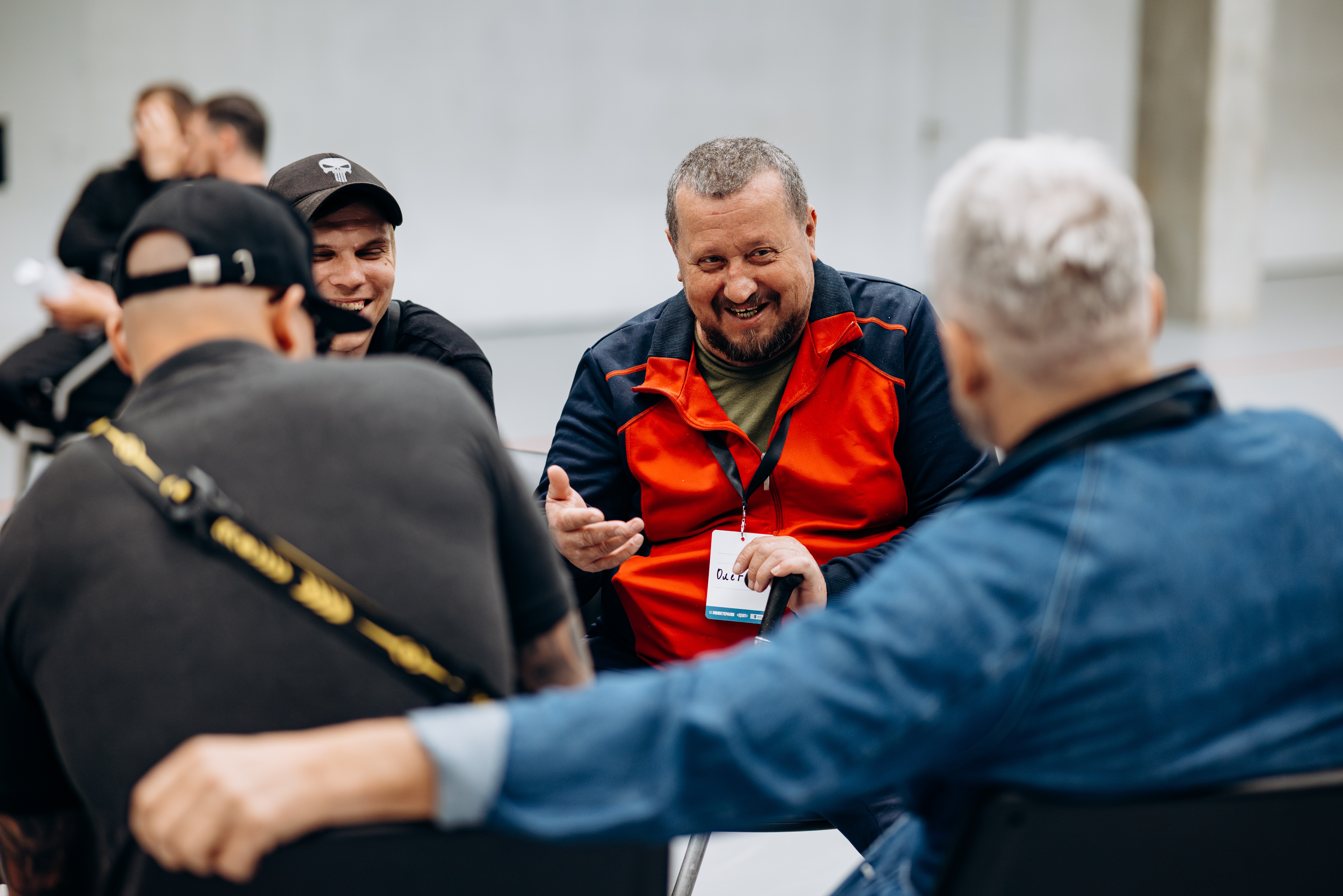 Ветерани та ветеранки спілкуються під час спортивного табору. Фото: Сергій Галушка