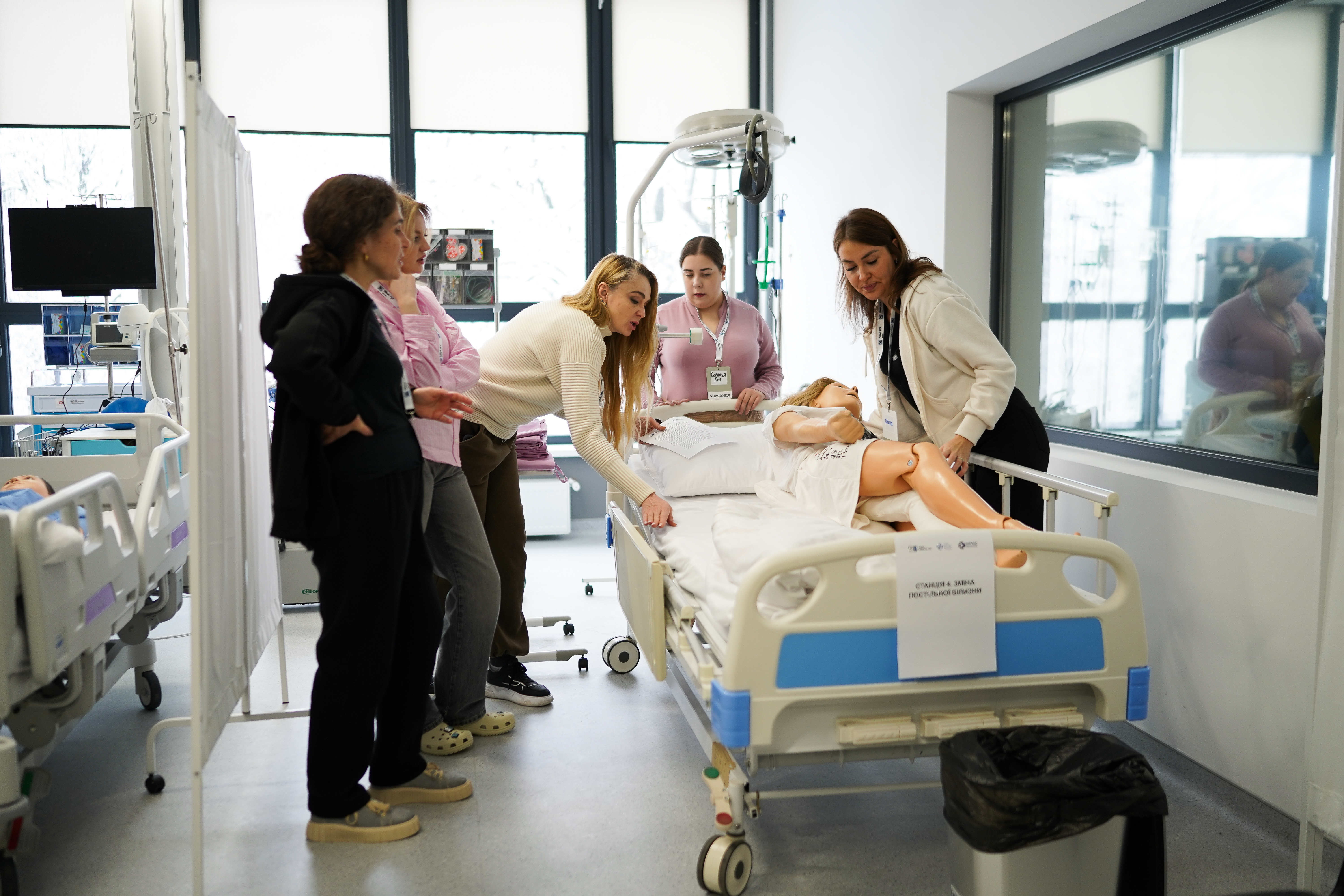 Учасниці під час відпрацювання практичного модуля