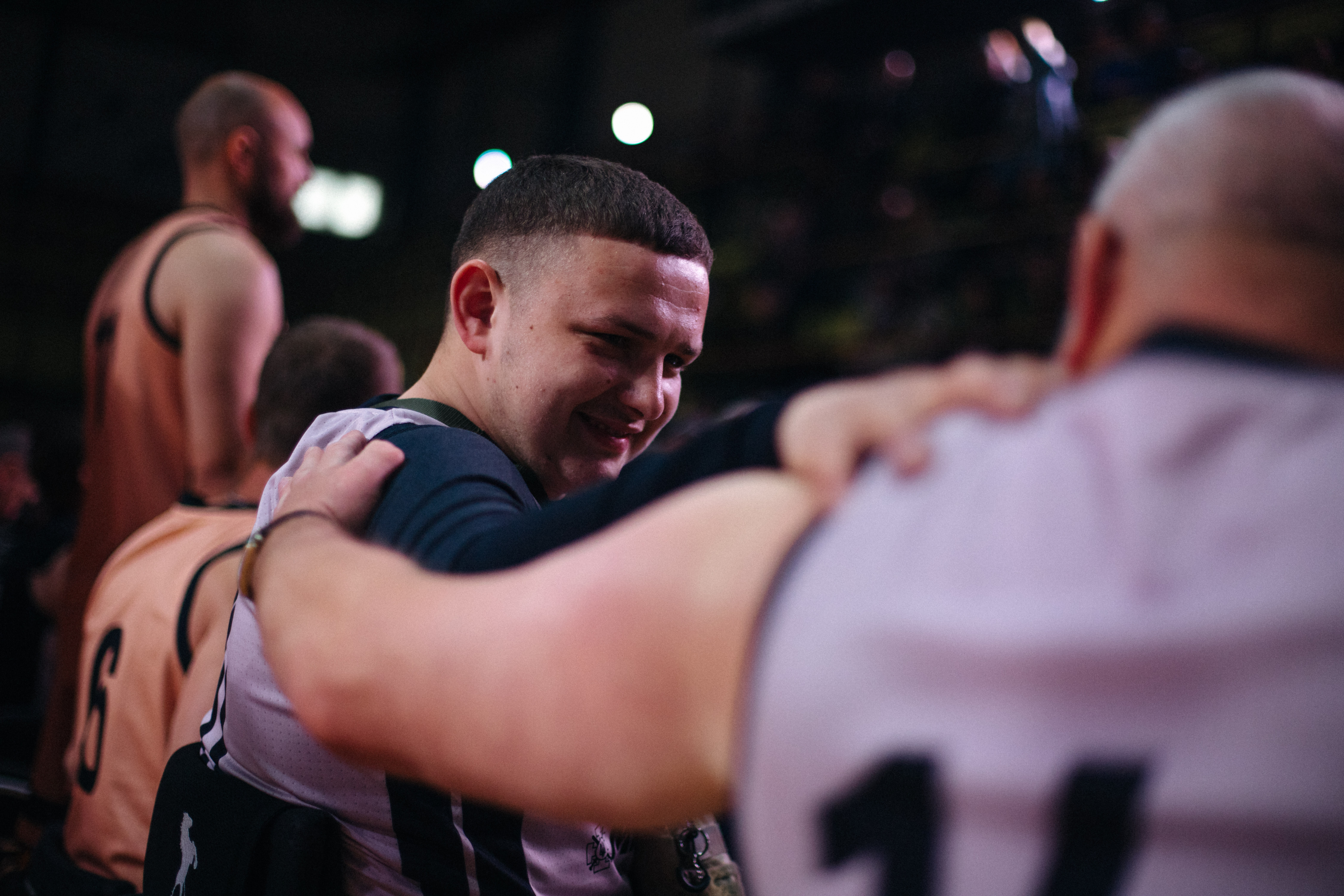 Ветерани підтримують одне одного під час Всеукраїнських змагань з баскетболу на кріслах колісних. Автор: Тім Пушкарук