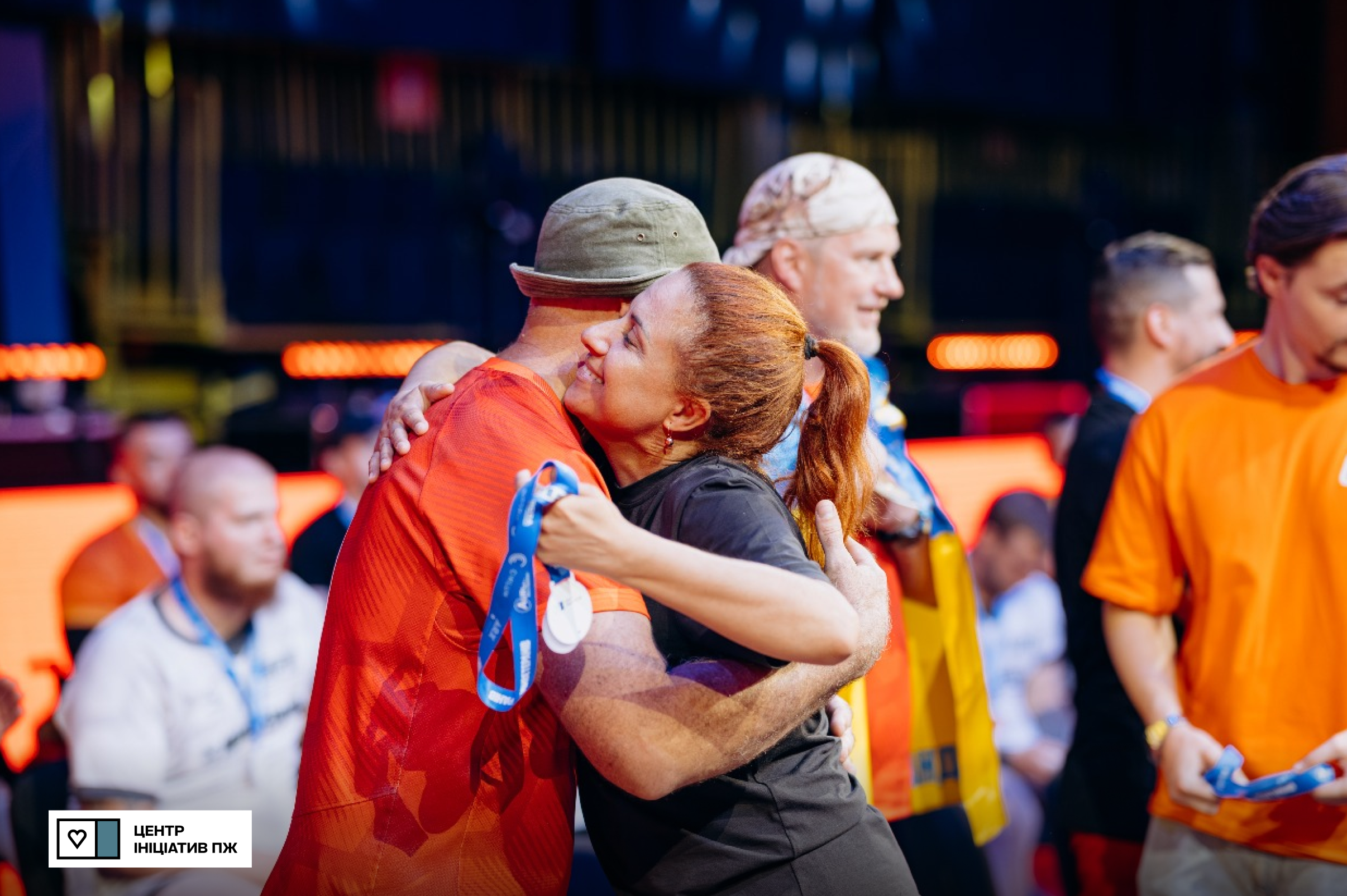 Наталія Калмикова обіймає учасників змагань. Фото: Сергій Галушка