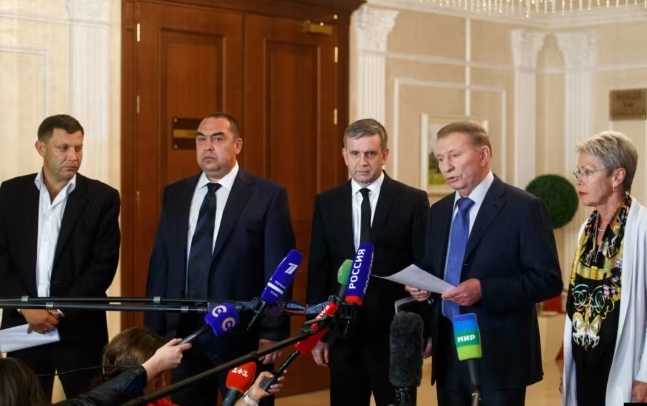 Participants in the first Minsk negotiations, September 20, 2014. From left: leaders of the "DNR" and "LNR" militant groups Aleksandr Zakharchenko and Igor Plotnitsky (signing as private individuals), Russian envoy Mikhail Zurabov, Ukrainian representative Leonid Kuchma, and OSCE Ambassador Heidi Tagliavini. Photo credits: Era.