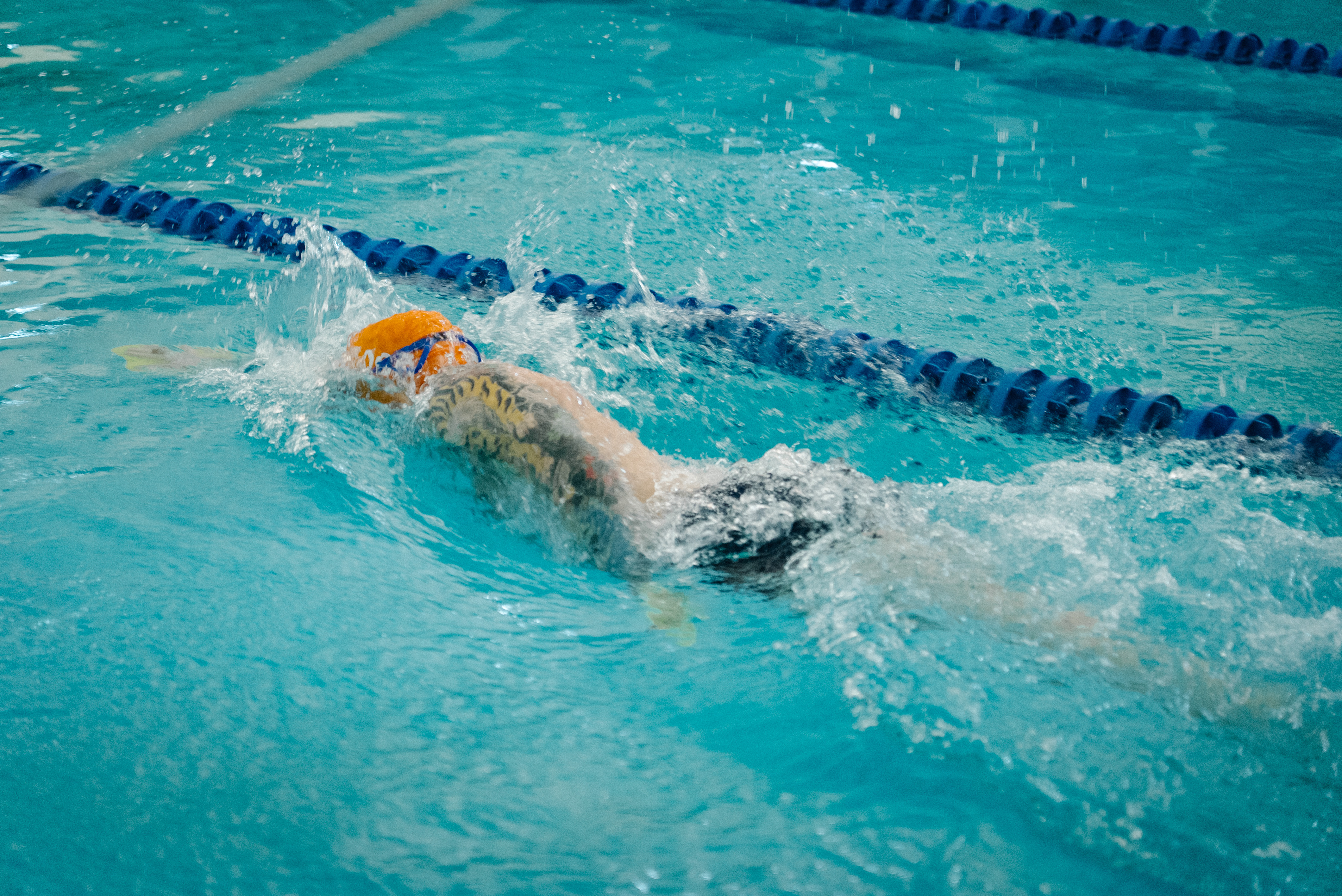 Один із учасників табору під час тренування з плавання